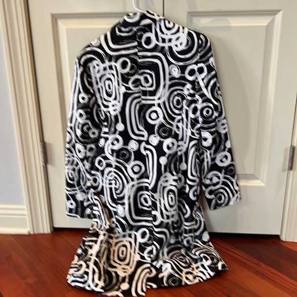 Graphic lightweight trenchcoat. Perfect for spring! - Picture 3 of 3